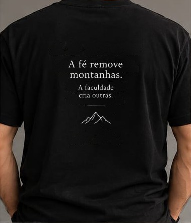 Pessoa de costas vestindo a camiseta Montanhas
